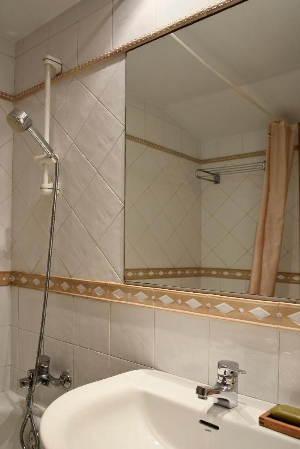 Apartamento En Villa Con Parking Аньорга-Лугарис Экстерьер фото